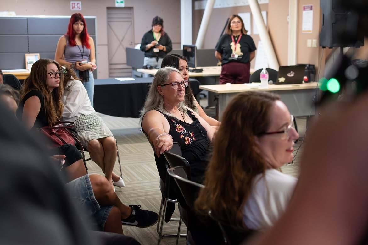 Público sentado escuchando la conferencia en la sala del Cendoart, con las mesas de trabajo y el equipo de registro al fondo. CECUT, Tijuana, 2026.