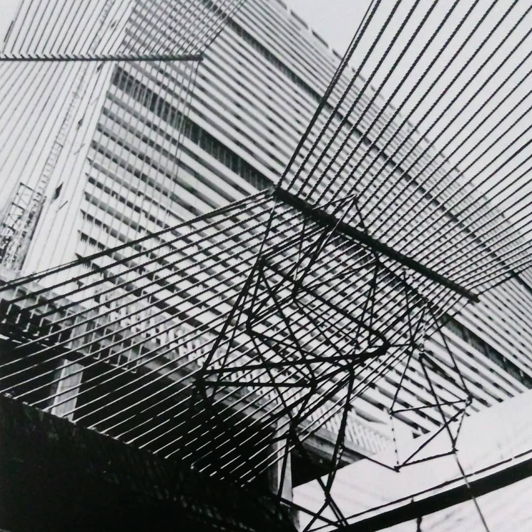 Gego, Cuerdas, Parque Central, Caracas, 1972. Instalación de alambre en los espacios públicos del complejo urbano.