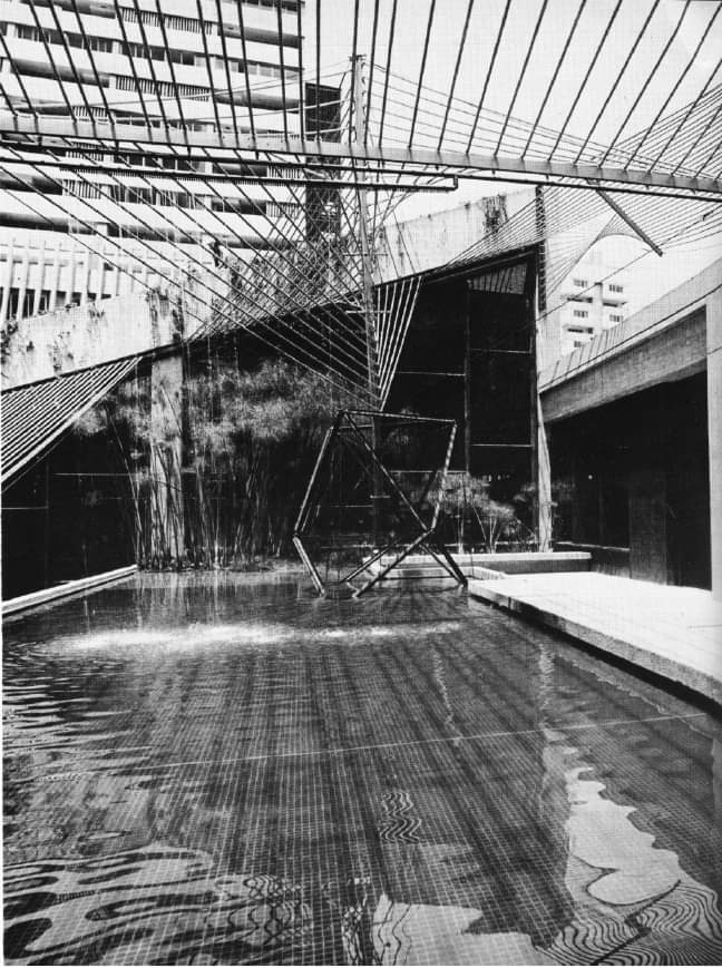 Gego, Cuerdas, Parque Central, Caracas, 1972. Vista de la instalación en el espacio exterior del complejo urbano.