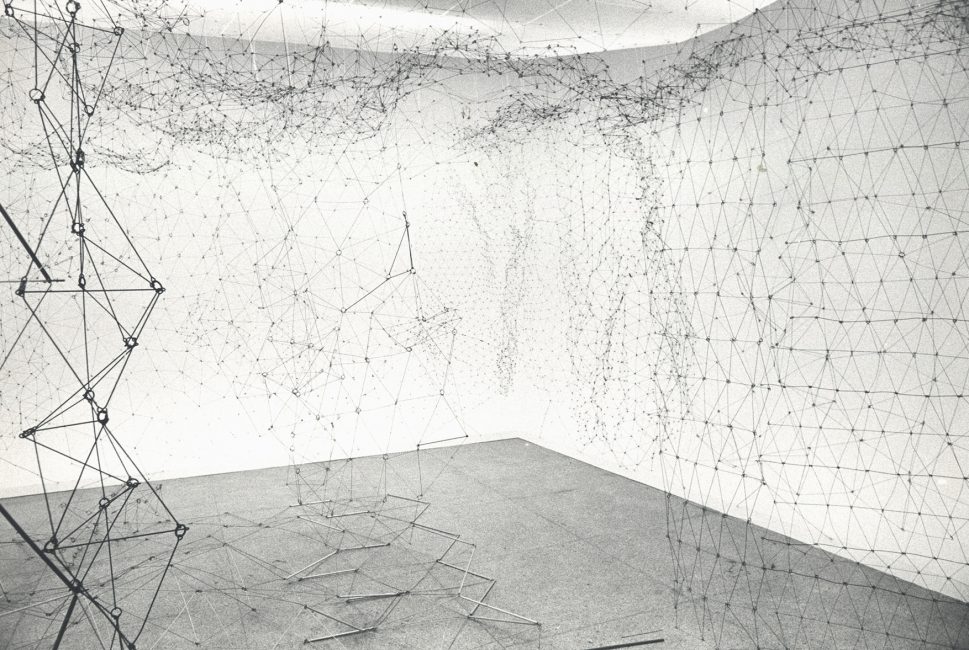 Gego (Gertrud Goldschmidt), Reticulárea, detalle de la instalación de alambre, 1969–1982. Fundación Gego.
