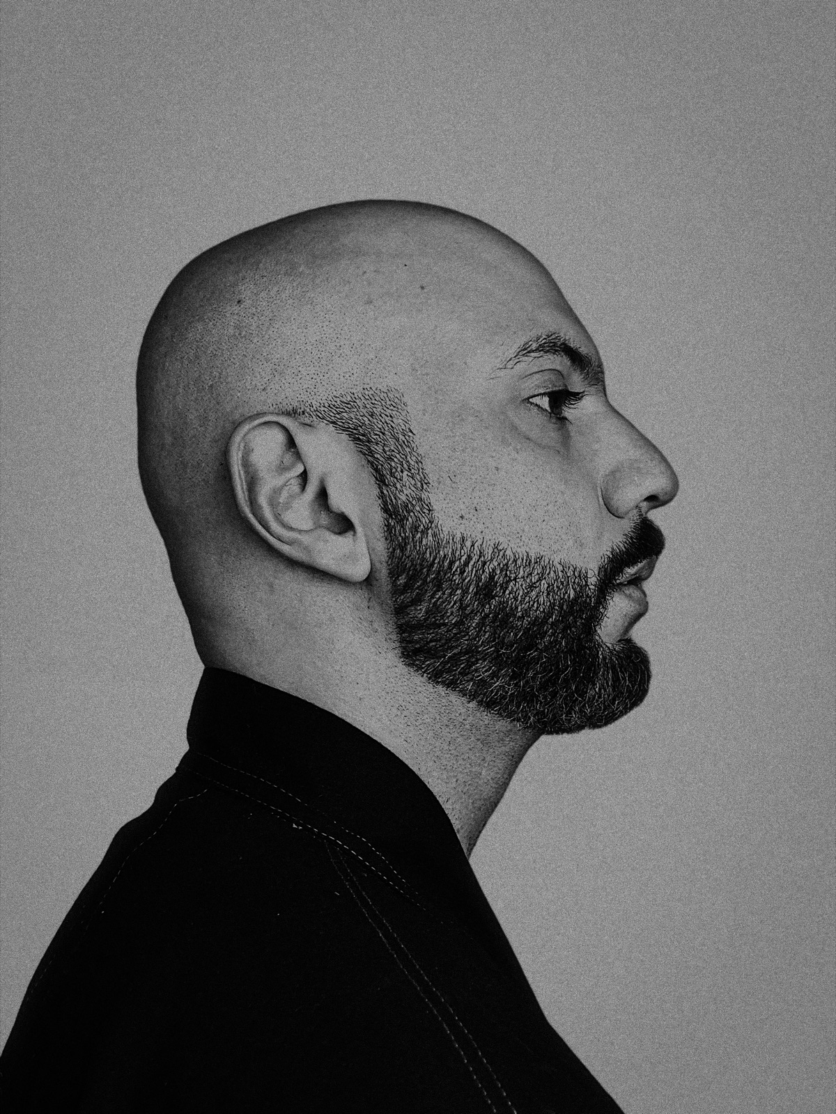 Retrato de Torrivilla, escritor, curador e investigador venezolano, fotografía de Deborah Castillo